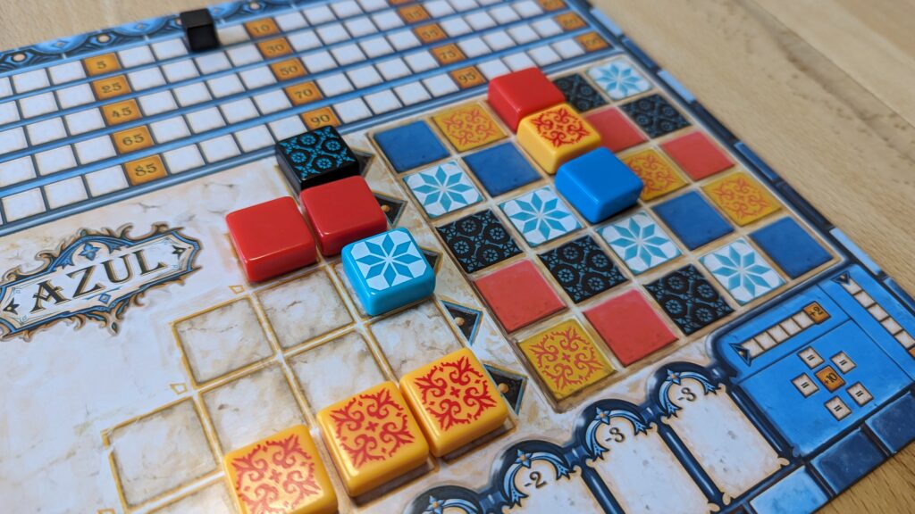 Azul - Spielertableau auf dem Tisch, die mittlere Reihe ist fast voll